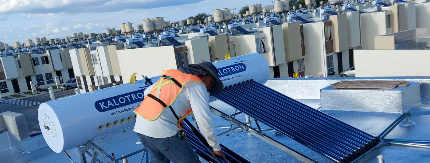 Azoteas de un fraccionamiento en San Luis Potosí equipadas con calentadores solares instalados por I Green