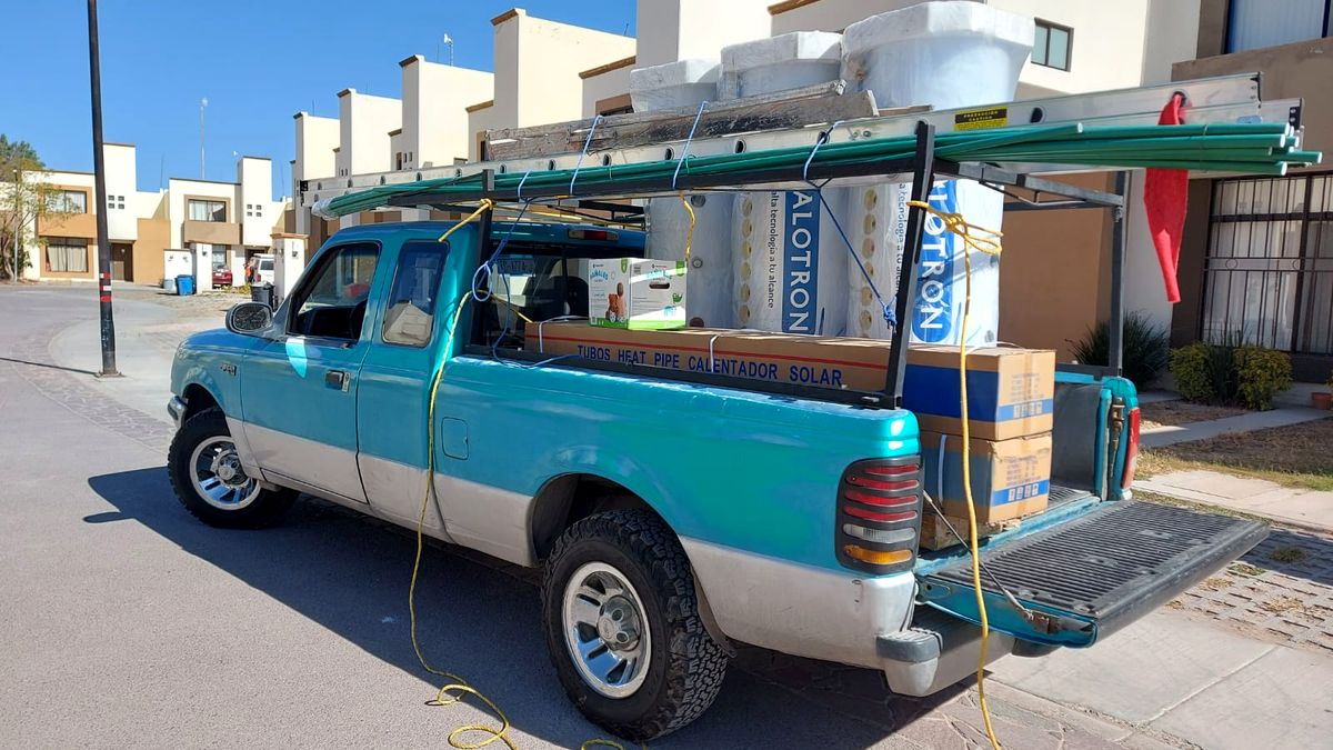 Camioneta de I Green cargada con calentadores solares rumbo a una instalación