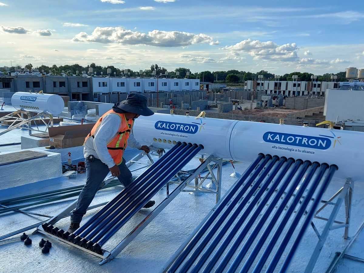 Instalador de I Green montando calentadores solares Kalotron en la azotea de un fraccionamiento de San Luis Potosí