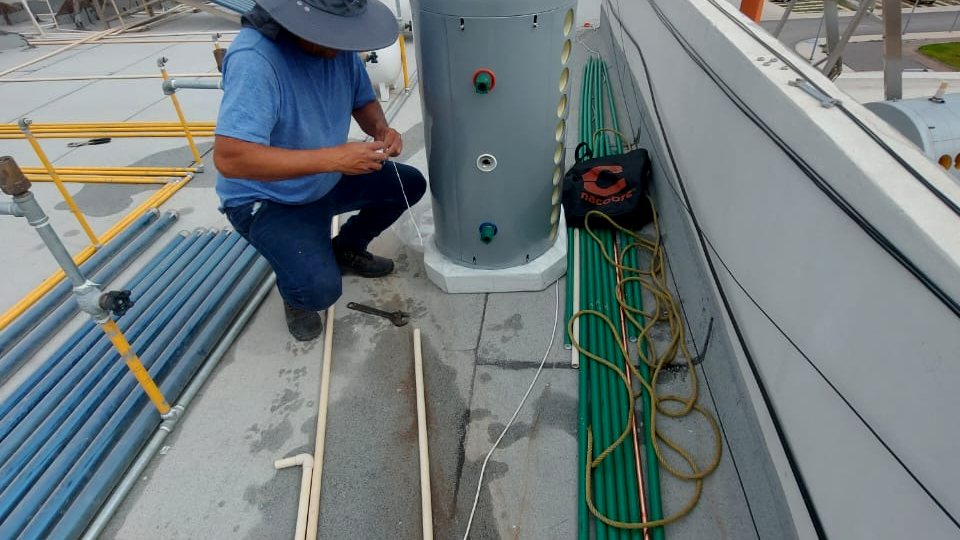 Técnico de I Green conectando un acumulador solar en azotea